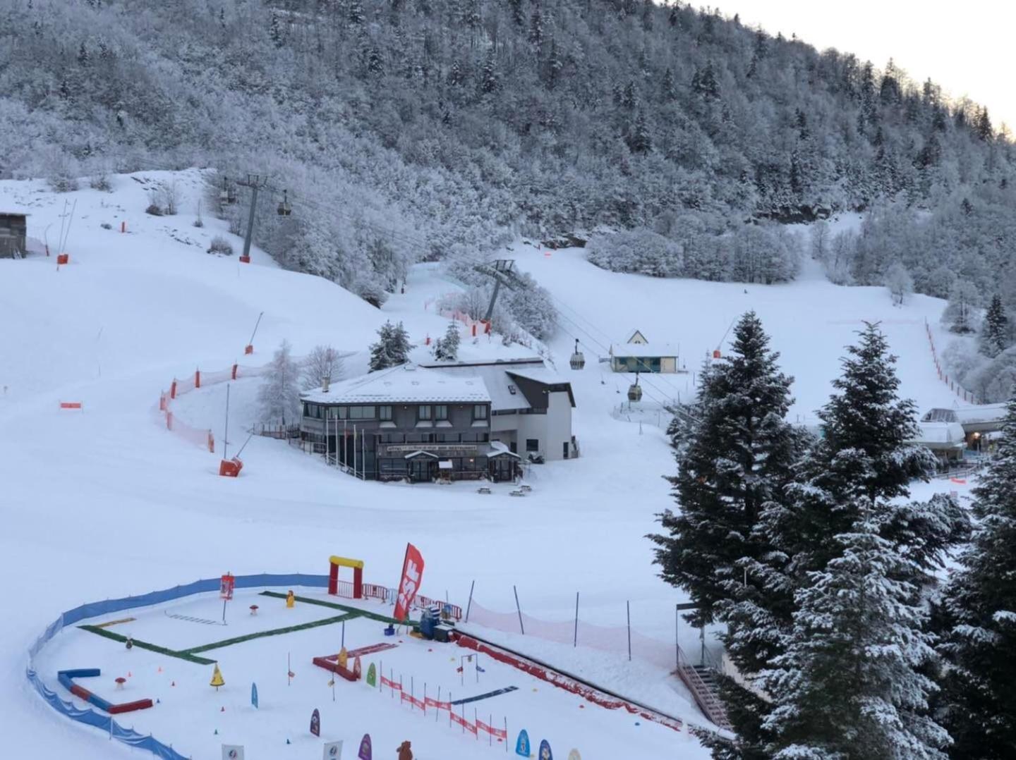 Le Skidoux 2*, Au Pied Des Pistes, Vue Montagne Gourette Luaran gambar