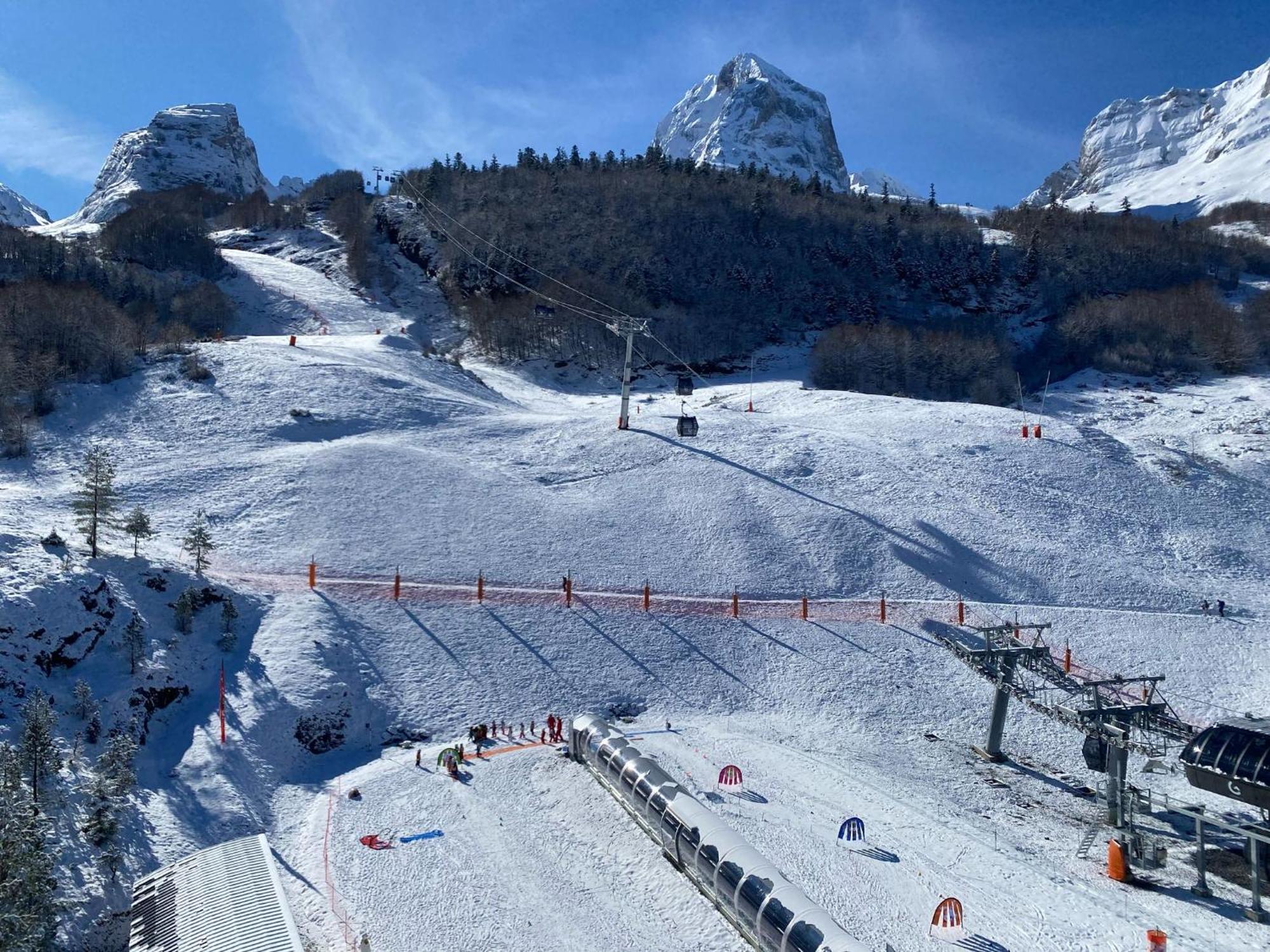 Le Skidoux 2*, Au Pied Des Pistes, Vue Montagne Gourette Luaran gambar